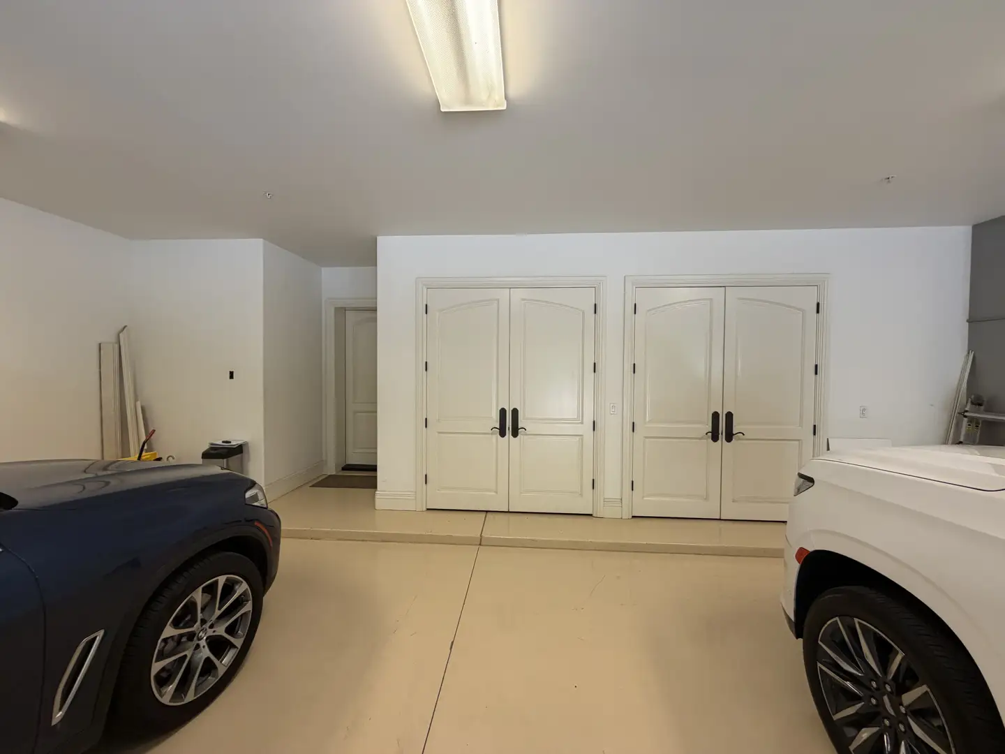 Phoenix Luxury Garage: High-Capacity, Modern Organization