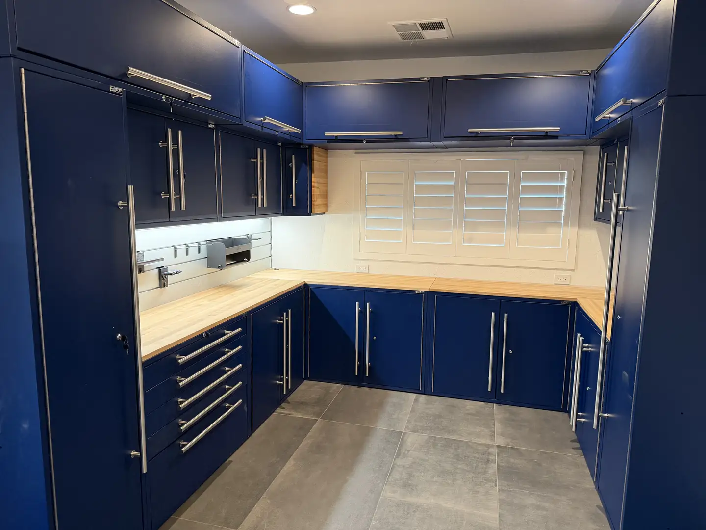 Fountain Hills Garage: Dual Space Organization & Man Cave